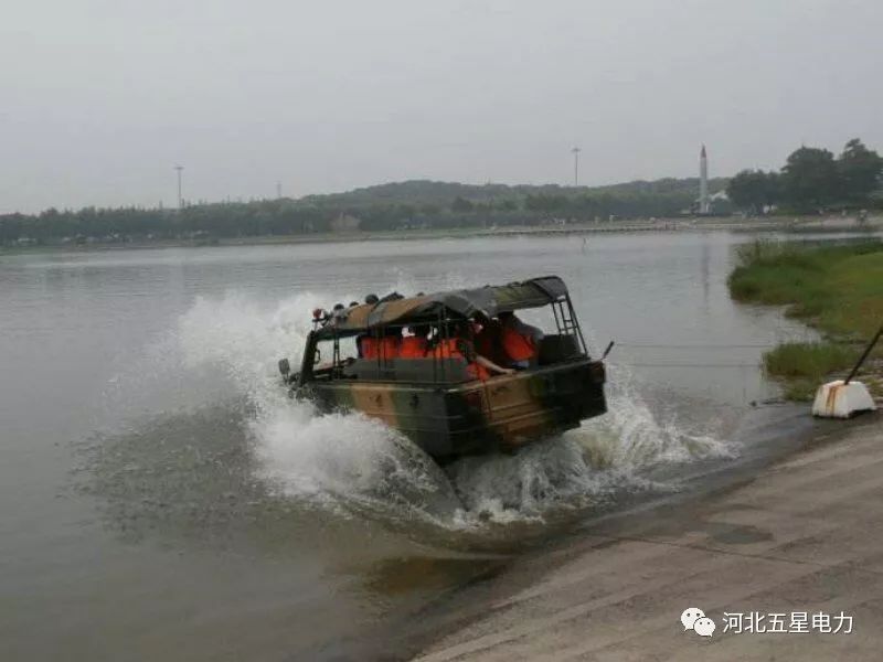 水陆两栖车渡越江河